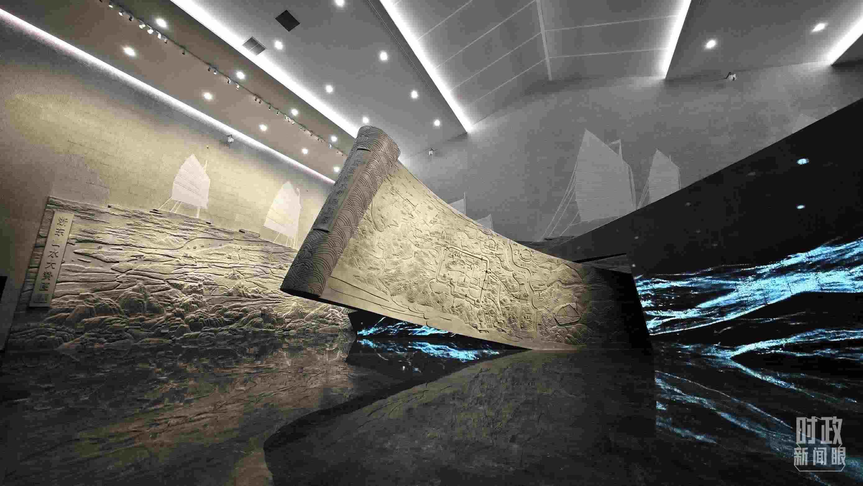 △博物館內(nèi)的《浙東運河水利形勝圖》《浙東山水大勢圖》浮雕。（總臺央視記者彭漢明拍攝）