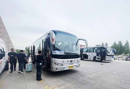 旅客準備乘坐免費擺渡車前往正定機場。人民網(wǎng)記者 喬雪峰攝