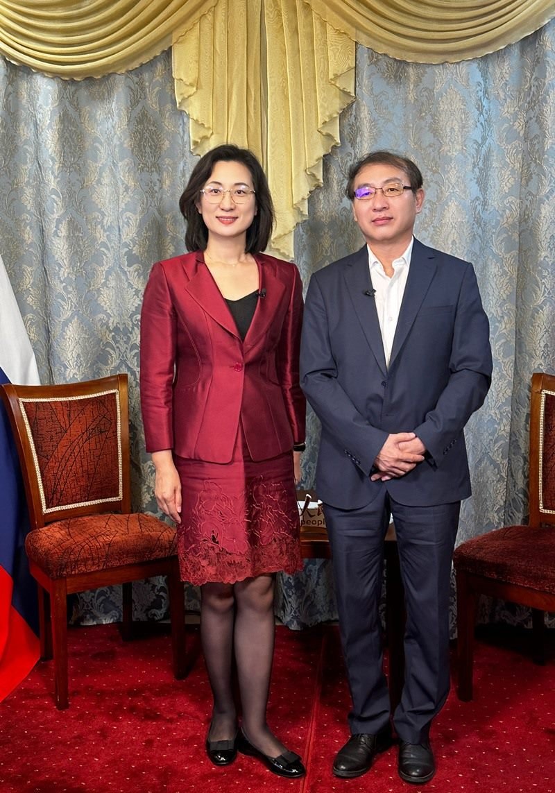 人民網黨委委員、副總編輯孫海峰（左一）專訪崔少純總領事。人民網記者 馬天翼攝