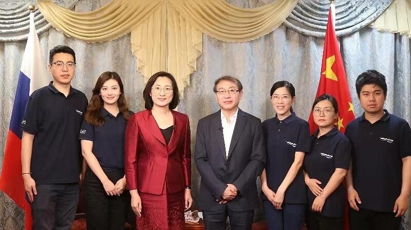 中國駐葉卡捷琳堡總領事崔少純與人民網采訪組合影。