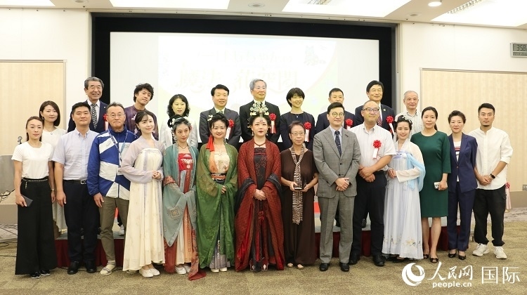 與會(huì)人員合影留念。人民網(wǎng) 許可攝