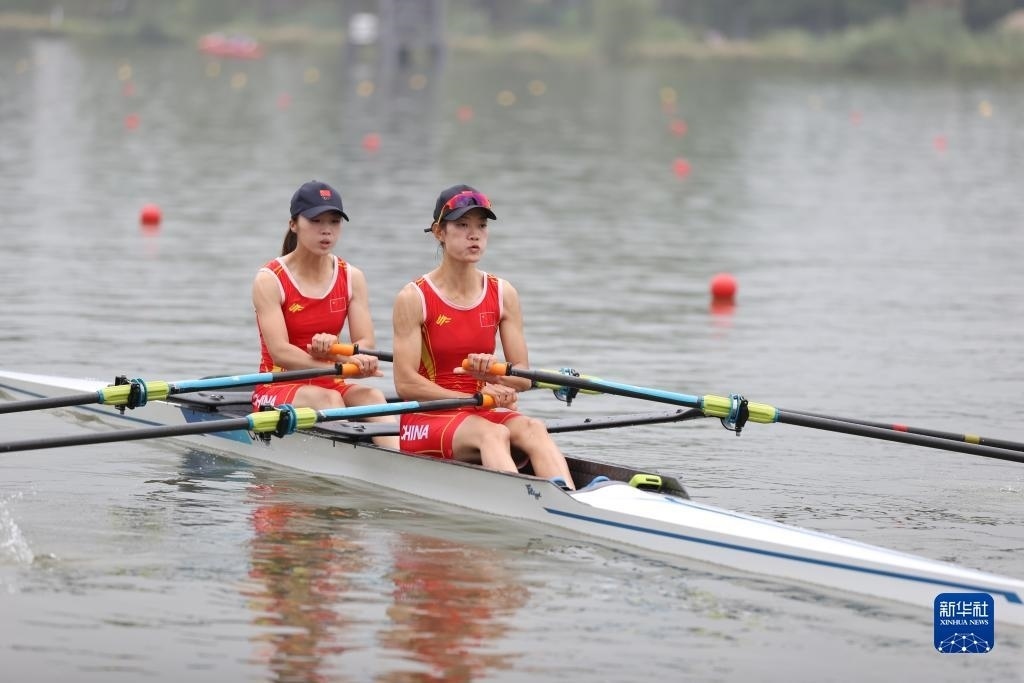 9月24日，鄒佳琪（左）/邱秀萍在決賽中。新華社記者 賈浩成 攝