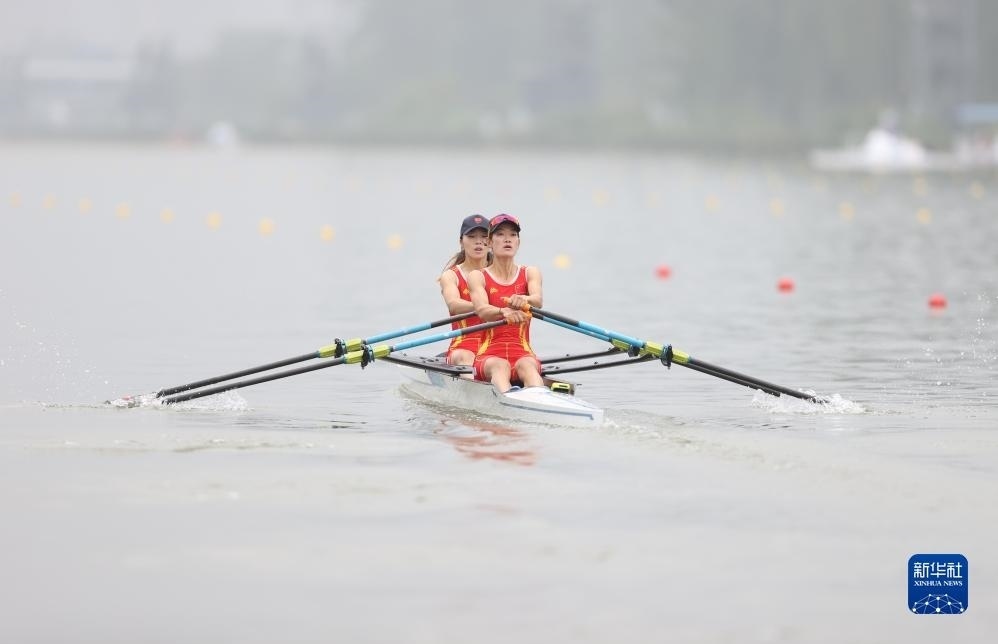 9月24日，鄒佳琪（左）/邱秀萍在決賽中。新華社記者 賈浩成 攝