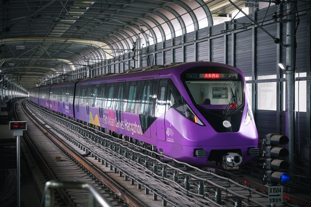 從杭州火車西站出發(fā)，地鐵19號線貫穿杭州火車東站、杭州蕭山機(jī)場，“亞運(yùn)號”地鐵專列運(yùn)行在這條線路上。