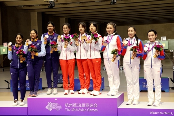 9月24日，杭州亞運會射擊女子10米氣步槍團體賽頒獎儀式。人民網(wǎng)記者 胡雪蓉攝