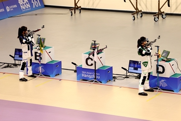黃雨婷(左)、韓佳予在女子10米氣步槍個人賽比賽中。人民網(wǎng)記者 胡雪蓉攝