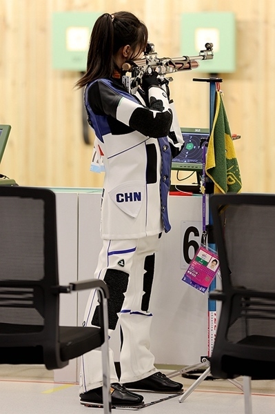 9月24日，黃雨婷在女子10米氣步槍團體賽比賽中。人民網(wǎng)記者 胡雪蓉攝