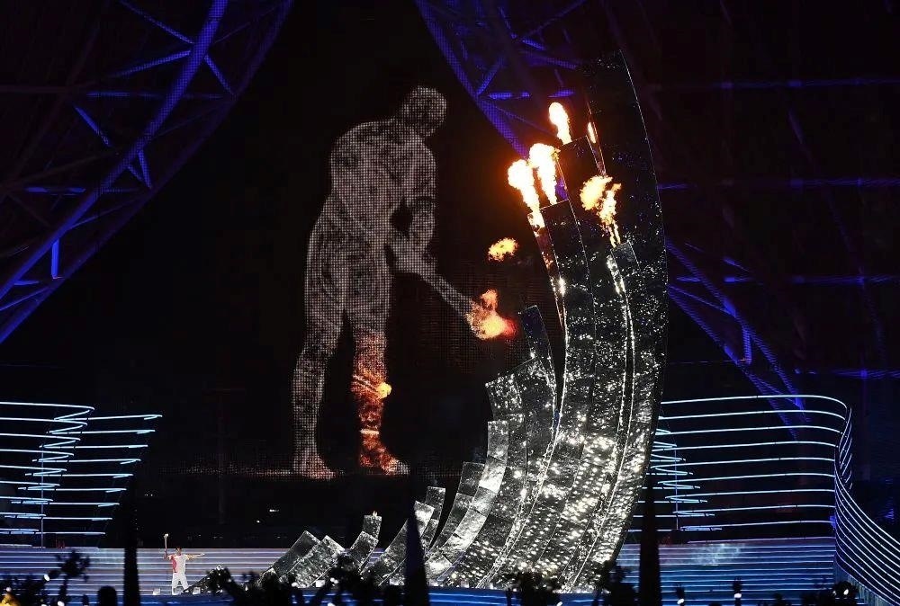 △“數(shù)字火炬手”點燃象征亞洲大團結(jié)的亞運之火。