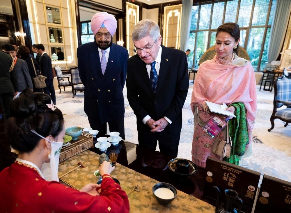 △歡迎宴會前，亞奧理事會代理主席辛格和夫人維尼塔、國際奧委會主席巴赫欣賞非遺展示。