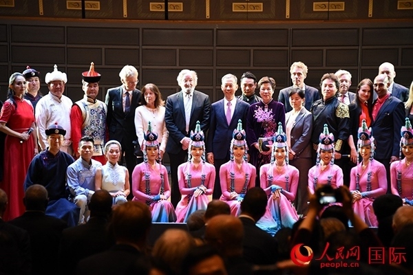 中國(guó)駐瑞典大使崔愛(ài)民夫婦與演職人員及部分來(lái)賓合影留念。人民網(wǎng)記者 殷淼攝