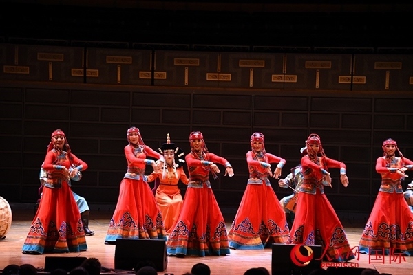 內(nèi)蒙古藝術(shù)劇院表演的《草原頌》劇照。人民網(wǎng)記者 殷淼攝