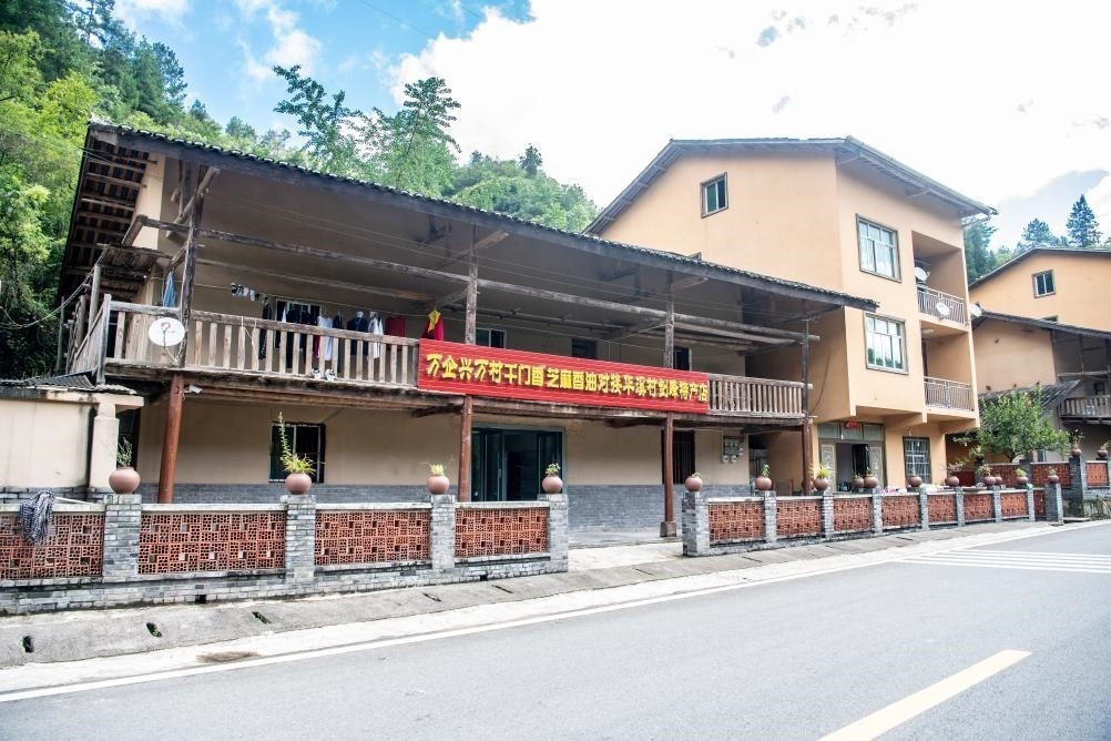 這是8月28日拍攝的危房改造后的村民張劍峰家。新華社記者 唐奕 攝