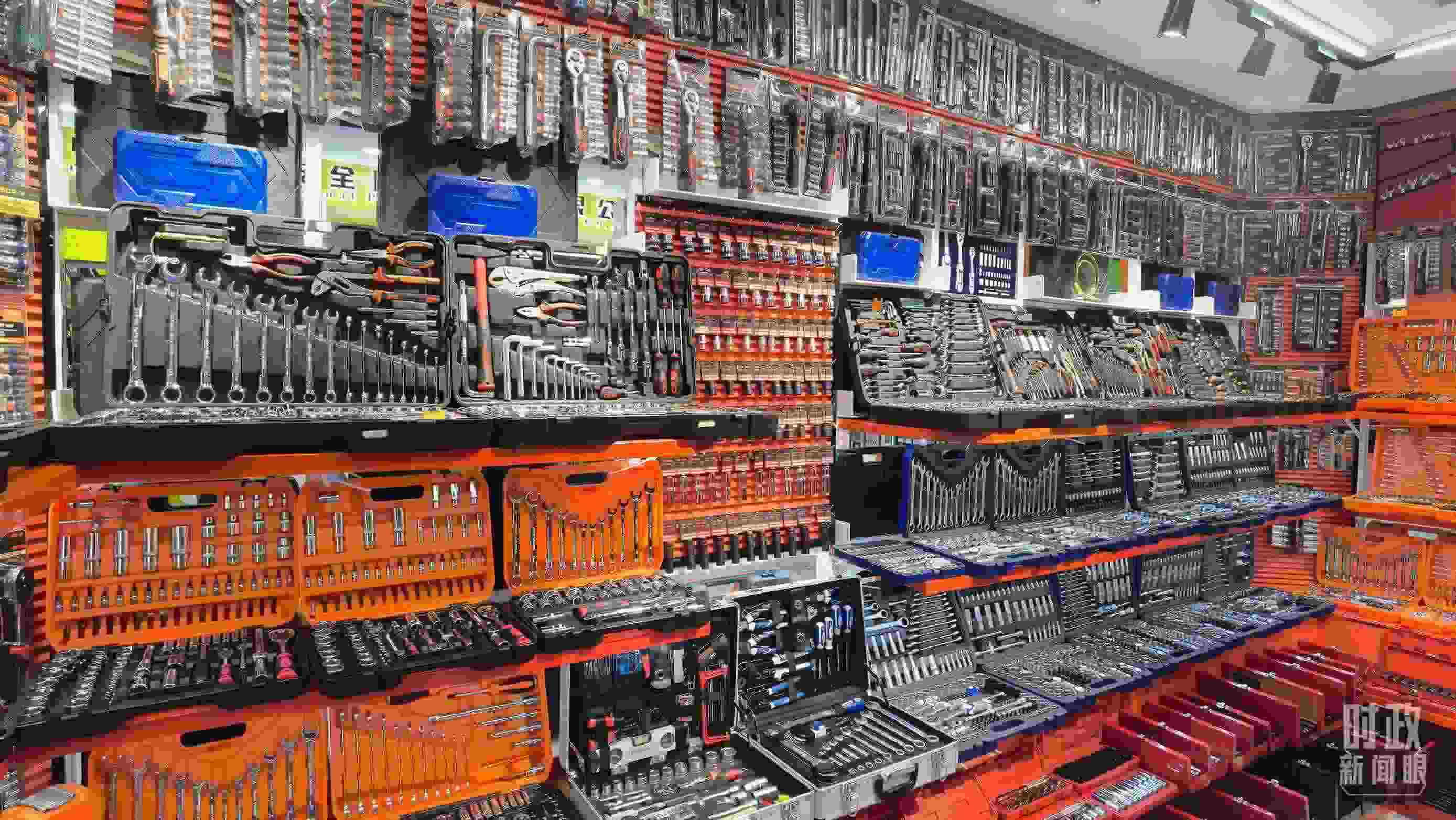 △義烏國際商貿(mào)城內(nèi)的一家五金店，貨品豐富。（總臺央視記者石丞拍攝）