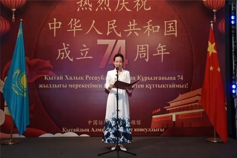 圖為蔣薇總領(lǐng)事致辭。駐阿拉木圖總領(lǐng)館供圖