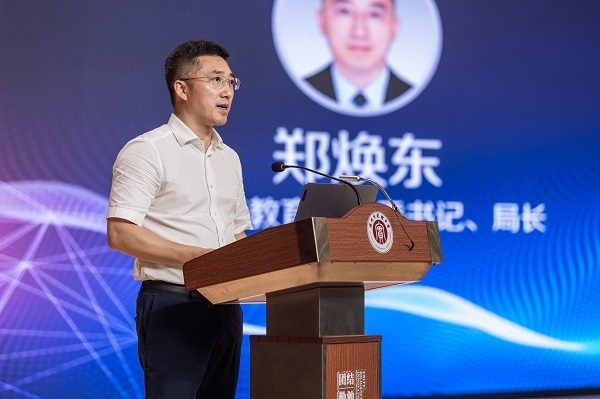  溫州市教育局黨委書記、局長鄭煥東講話。溫州市教育局供圖
