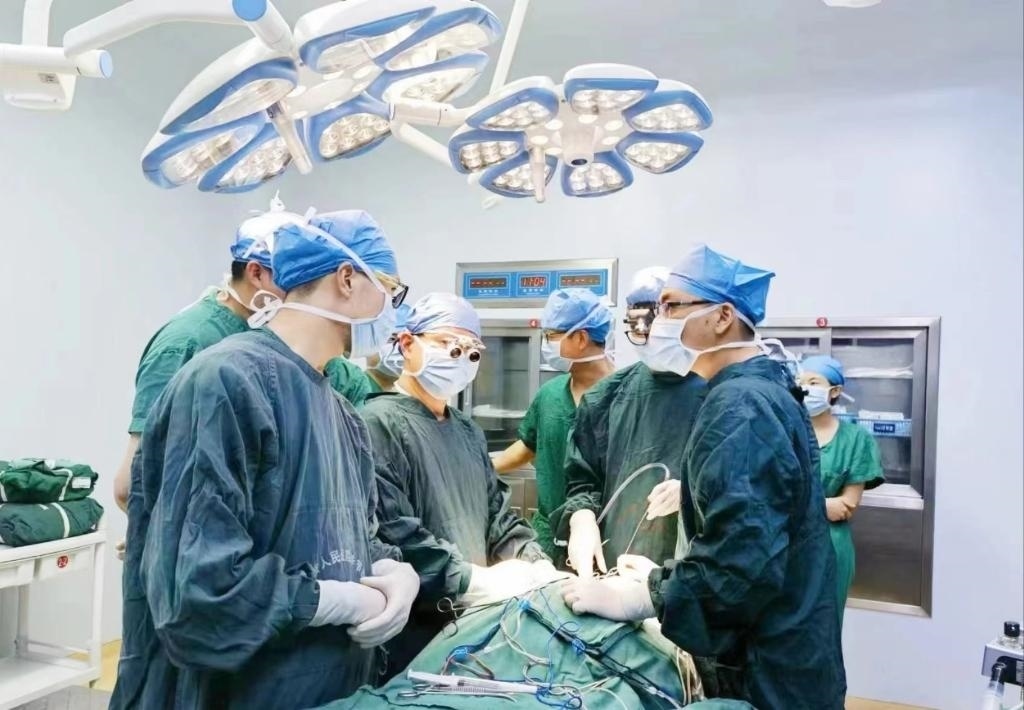 浙江省人民醫(yī)院畢節(jié)醫(yī)院的醫(yī)師團(tuán)隊(duì)正在為患者李老伯進(jìn)行手術(shù)。（王磊波 攝 新華社發(fā)）