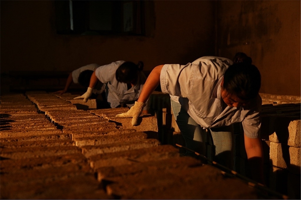 匠人師傅正在翻動(dòng)曲胚。張?zhí)炝z