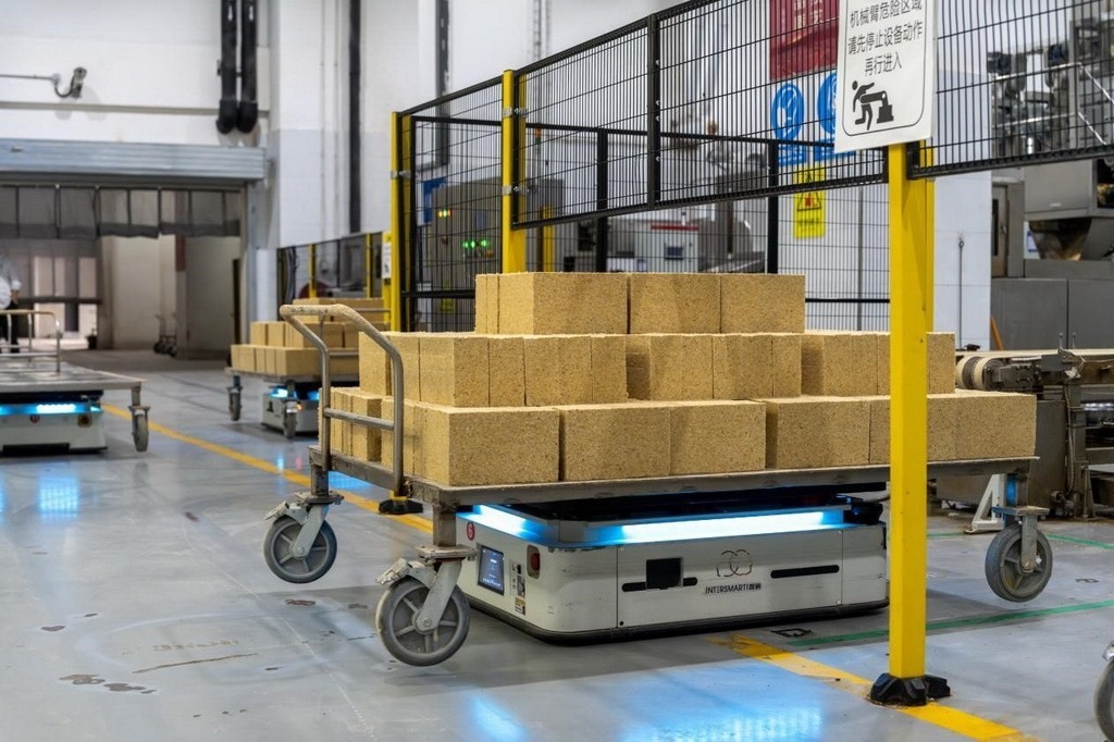 在701制曲車(chē)間，運(yùn)輸機(jī)器人等智能化設(shè)備已實(shí)現(xiàn)規(guī)?；瘧?yīng)用。王哲攝