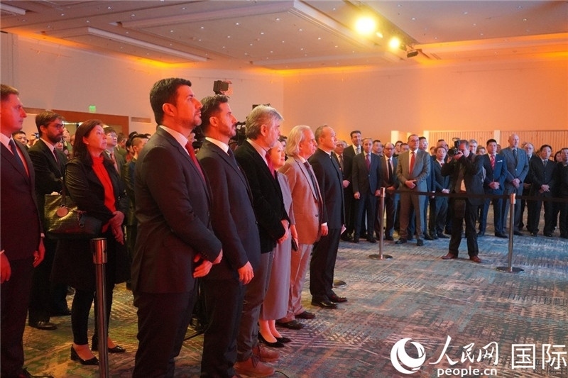 圖為招待會現(xiàn)場演奏兩國國歌。人民網(wǎng)記者 許放攝