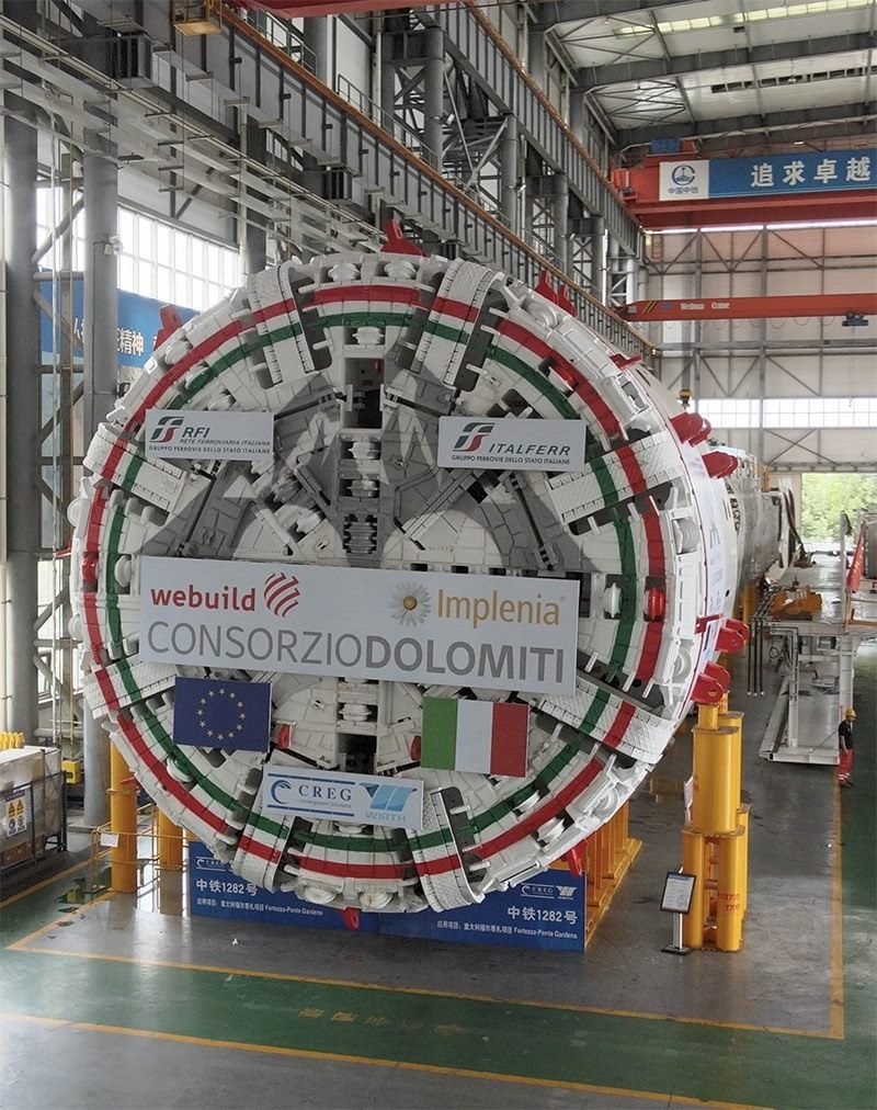 圖為中鐵裝備集團(tuán)盾構(gòu)總裝車(chē)間。人民網(wǎng)記者 唐宋攝