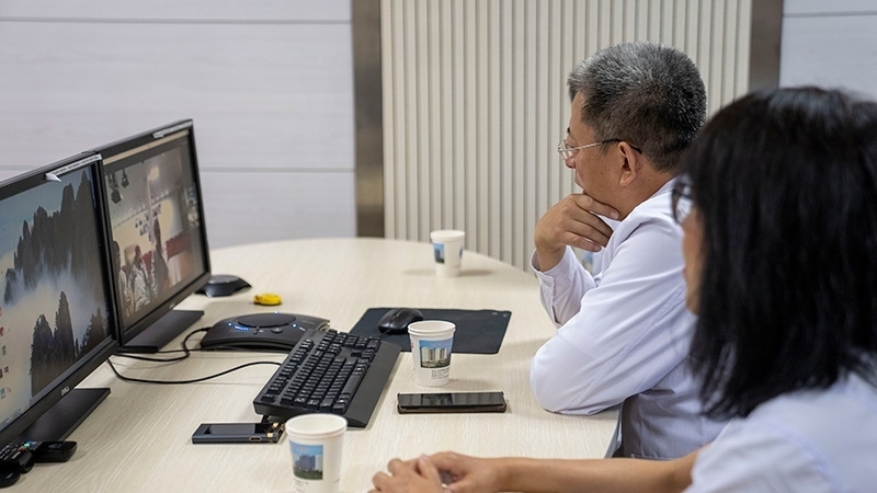 新疆醫(yī)科大學(xué)第一附屬醫(yī)院專(zhuān)家團(tuán)隊(duì)與哈薩克斯坦國(guó)立科學(xué)研究中心的專(zhuān)家對(duì)患者進(jìn)行跨國(guó)遠(yuǎn)程會(huì)診。人民網(wǎng)記者 許崢攝