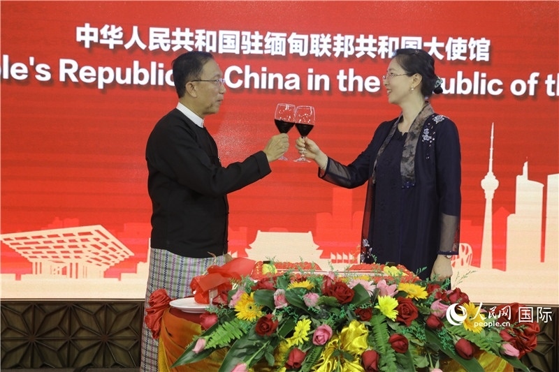 圖為曹靜臨時(shí)代辦與溫欣副總理祝酒。人民網(wǎng)記者 謝佳君攝