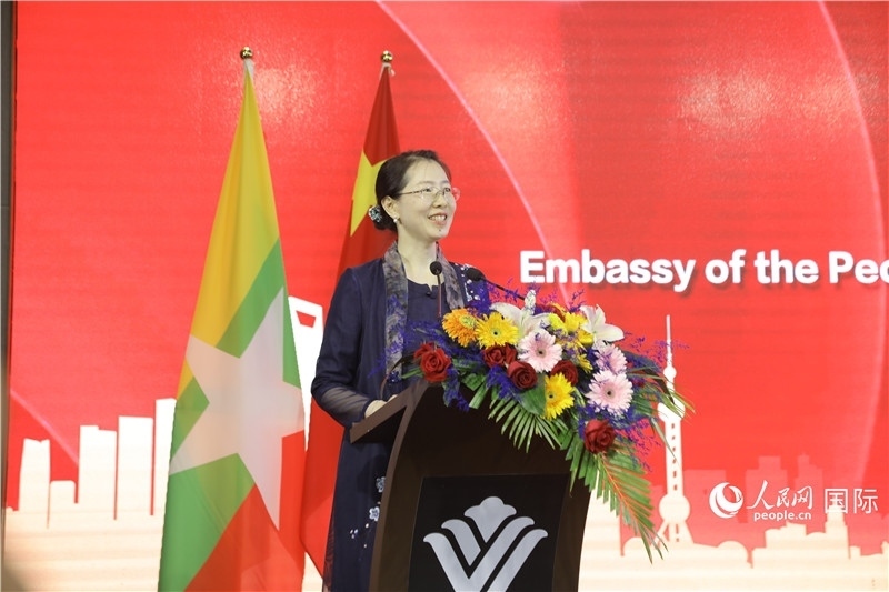 圖為使館臨時(shí)代辦曹靜致辭。人民網(wǎng)記者 謝佳君攝