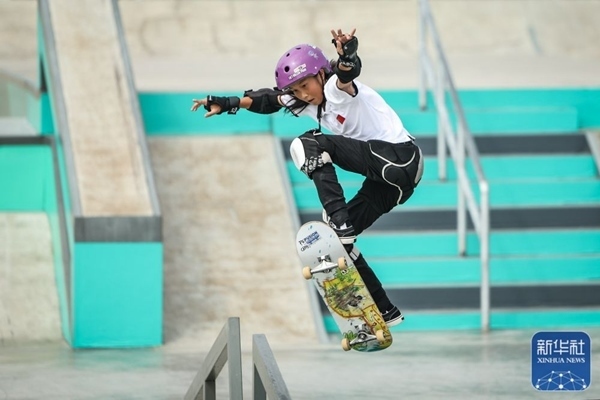 9月27日，中國選手崔宸曦在比賽中。當(dāng)日，在錢塘輪滑中心舉行的杭州亞運(yùn)會(huì)女子街式?jīng)Q賽中，中國選手崔宸曦以242.62分的成績奪得冠軍，曾文蕙獲得亞軍，日本選手伊藤美優(yōu)獲得季軍。新華社記者 潘昱龍攝