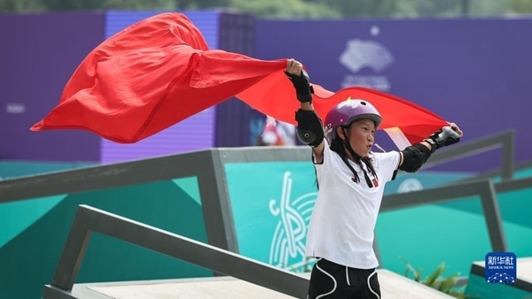 9月27日，崔宸曦在賽后慶祝奪冠。當(dāng)日，在錢塘輪滑中心舉行的杭州亞運(yùn)會(huì)女子街式?jīng)Q賽中，中國(guó)選手崔宸曦以242.62分的成績(jī)奪得冠軍，曾文蕙獲得亞軍，日本選手伊藤美優(yōu)獲得季軍。新華社記者 潘昱龍攝