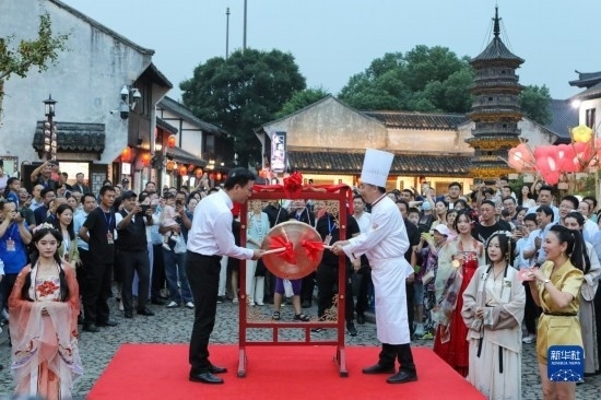 9月27日拍攝的2023年南翔國潮大會(huì)暨第十七屆上海南翔小籠文化展開幕儀式現(xiàn)場。