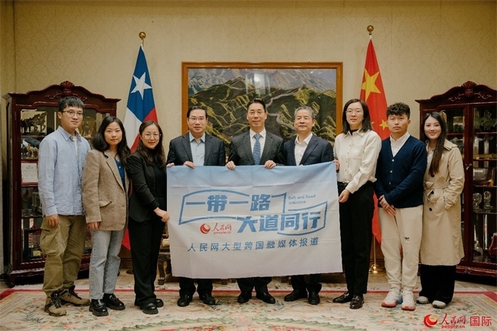 牛清報(bào)大使（中）與人民網(wǎng)、人民日?qǐng)?bào)社記者合影。 人民網(wǎng)記者 張若涵攝