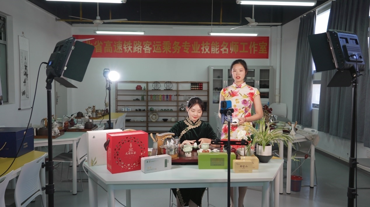 學(xué)生們正在直播。受訪單位供圖