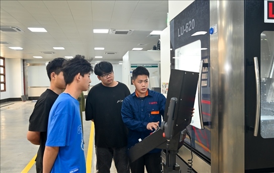 學(xué)生們正在實操學(xué)習(xí)。受訪單位供圖