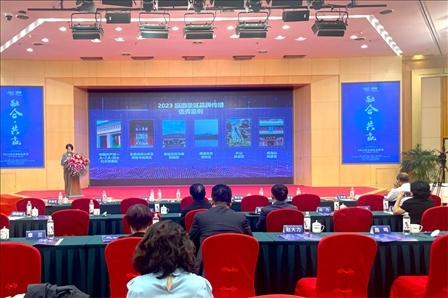 現(xiàn)場發(fā)布《2023旅游景區(qū)品牌傳播優(yōu)秀案例》。人民網(wǎng)記者 劉微攝