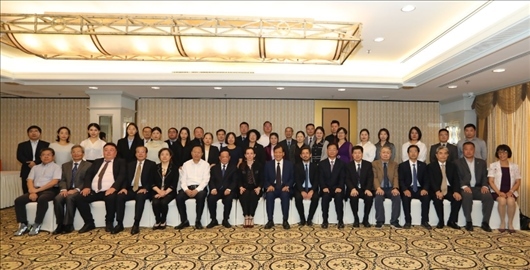 參會(huì)嘉賓合影留念。主辦方供圖