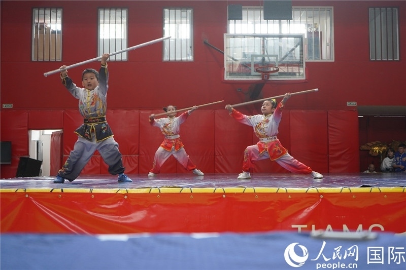圖為開(kāi)幕式現(xiàn)場(chǎng)兒童武術(shù)表演。人民網(wǎng)記者 許放攝