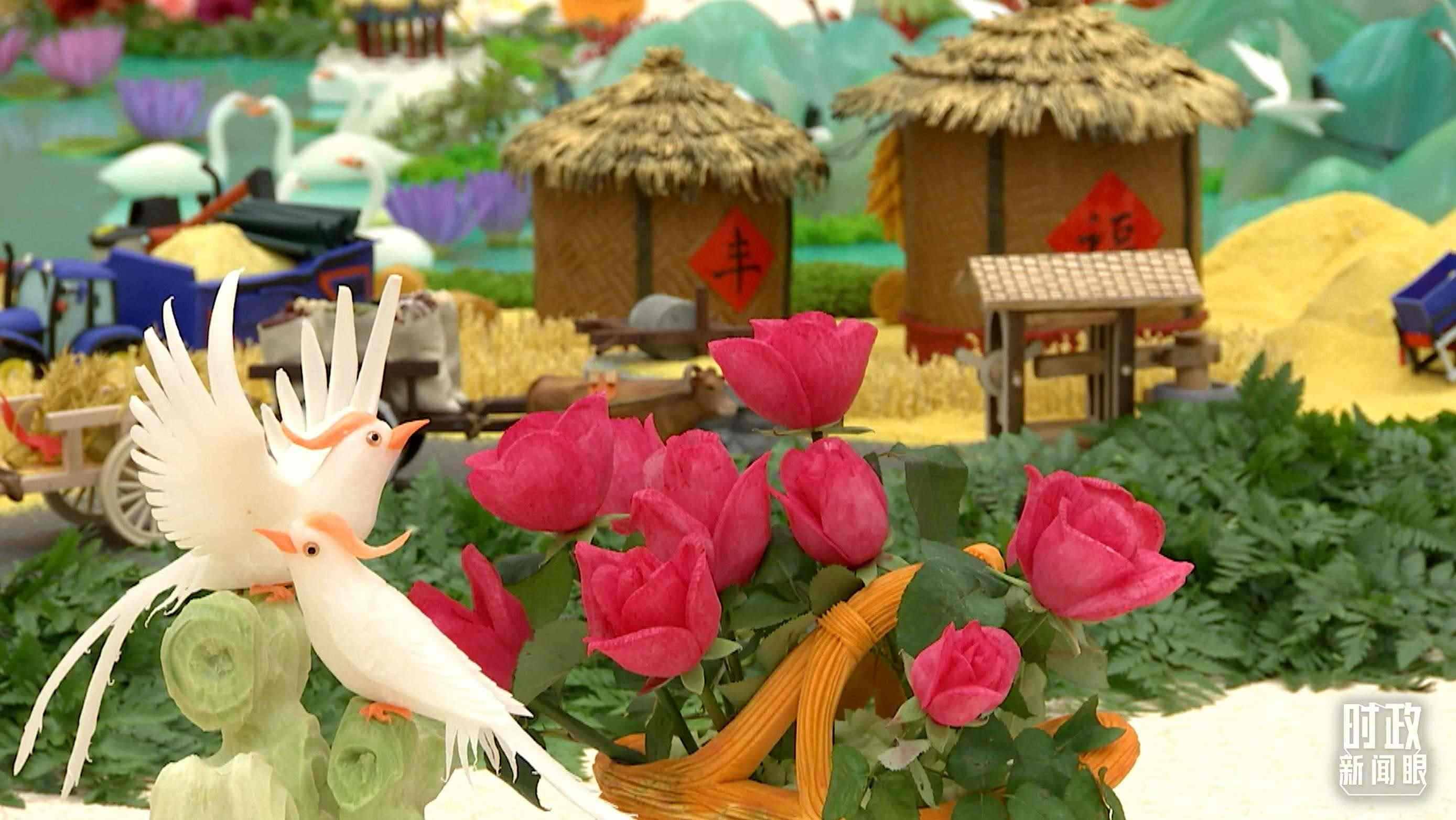 △宴會廳內(nèi)，節(jié)日氛圍濃郁。