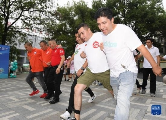 9月28日，在柯橋柯亭社區(qū)，各民族居民參加趣味運(yùn)動(dòng)會(huì)。