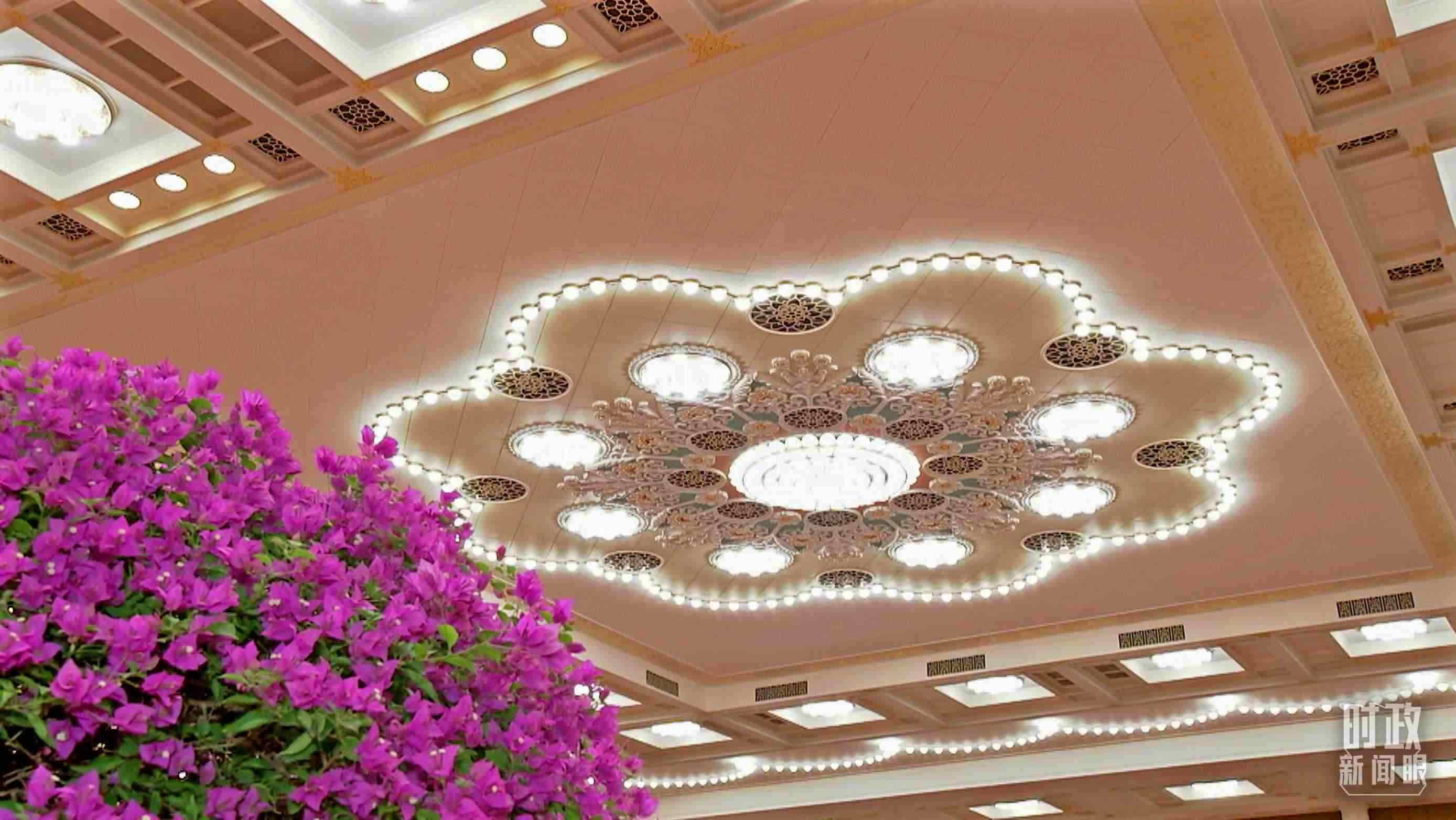 △人民大會堂宴會廳，華燈璀璨、鮮花綻放。