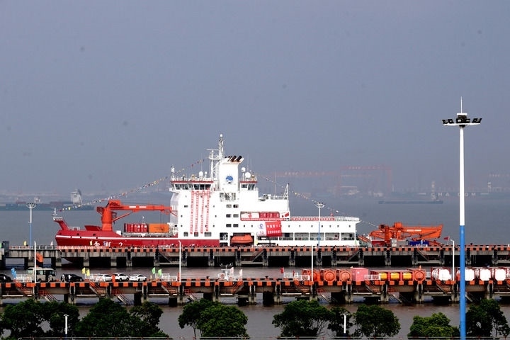 9月27日，“雪龍2”號(hào)極地科考破冰船停泊在中國極地考察國內(nèi)基地碼頭。當(dāng)日，由自然資源部組織的中國第13次北冰洋科學(xué)考察隊(duì)乘“雪龍2”號(hào)極地科考破冰船返回上海，標(biāo)志著中國第13次北冰洋科學(xué)考察任務(wù)圓滿完成。新華社記者 張建松 攝