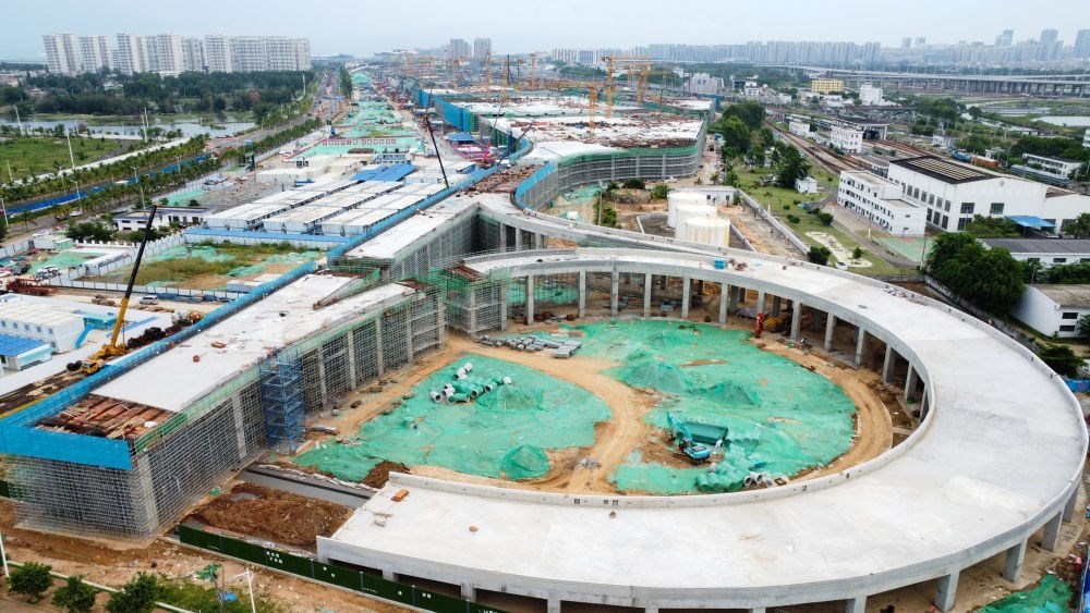 9月9日拍攝的?？谛潞８酆湍细邸岸€口岸”（貨運(yùn)）集中查驗(yàn)場(chǎng)所建設(shè)項(xiàng)目（無人機(jī)照片）。該項(xiàng)目是海南自貿(mào)港封關(guān)運(yùn)作重點(diǎn)項(xiàng)目。新華社記者 楊冠宇 攝