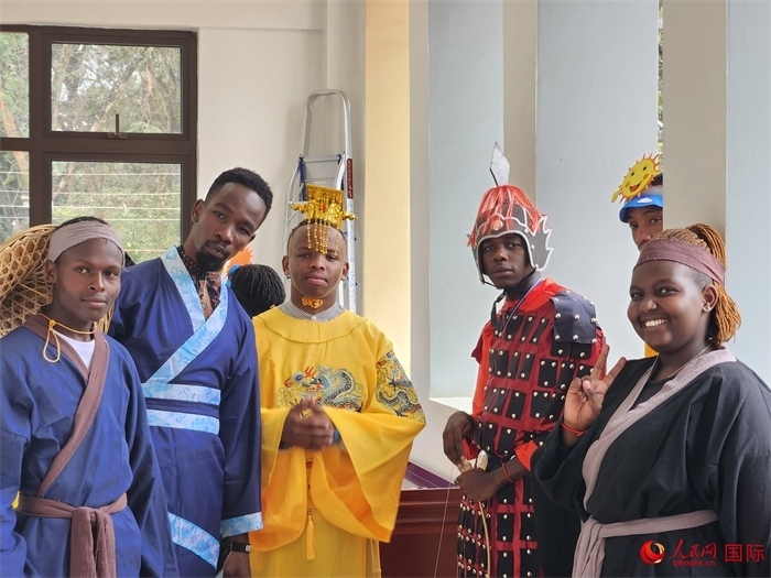 28日，肯尼亞內(nèi)羅畢大學(xué)孔子學(xué)院舉行“詩(shī)劇頌中秋，中肯共月明”中秋慶典，情景劇《嫦娥奔月》部分演員合影。人民網(wǎng)記者 黃煒鑫攝