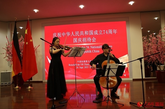 青年音樂家為來賓們現(xiàn)場演奏《我和我的祖國》。人民網(wǎng)記者 劉仲華攝