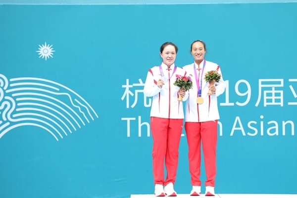 9月29日，鄭欽文(右)和朱琳在頒獎儀式上合影。當日，在杭州亞運會網(wǎng)球女子單打決賽中，中國代表團選手鄭欽文2:0戰(zhàn)勝隊友朱琳奪得冠軍。人民網(wǎng)記者 李乃妍攝