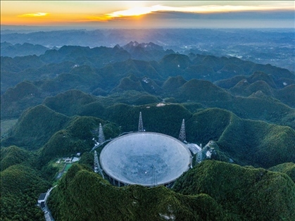 “中國(guó)天眼”全景（維護(hù)保養(yǎng)期間拍攝）。新華社記者 歐東衢 攝