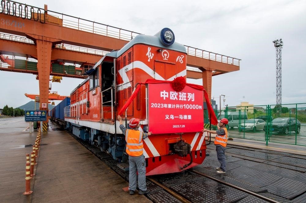 △2023年7月29日，滿載110個(gè)標(biāo)箱出口貨物的X8020次中歐班列從浙江義烏西站準(zhǔn)備啟程。