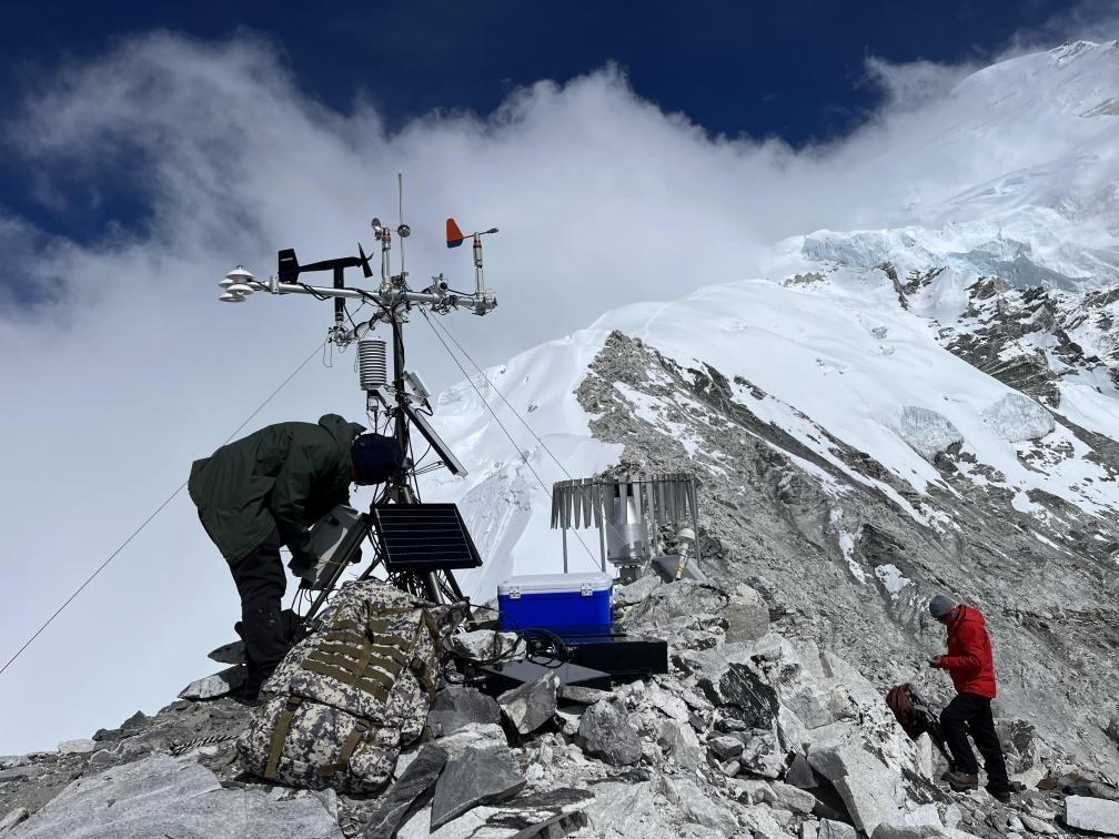 科考隊員在海拔6450米架設自動氣象站（9月25日攝）。（圖片由第二次青藏科考隊科考隊員提供）