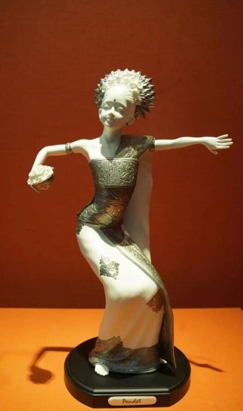 2013年10月，時任印度尼西亞總統(tǒng)蘇西洛贈送習近平主席的鑲錫瓷塑舞者。