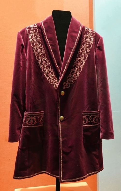 2013年9月，時任哈薩克斯坦總統(tǒng)納扎爾巴耶夫贈送習近平主席的哈薩克斯坦民族服裝。