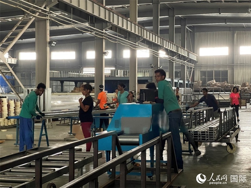 東方工業(yè)園華嘉鋁業(yè)生產(chǎn)車(chē)間。人民網(wǎng)記者 趙艷紅攝